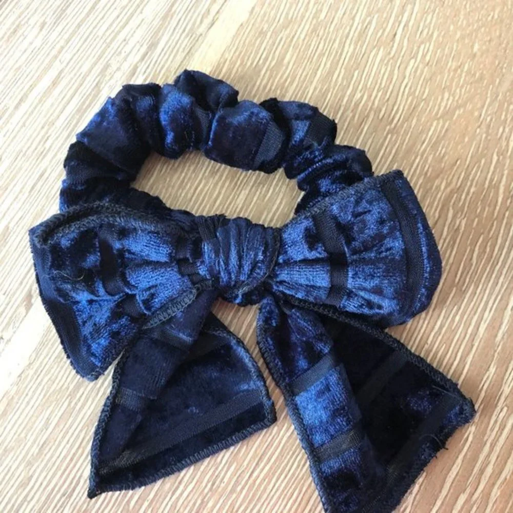 ❄️ Anthropologie velvet bow ponytail Holder